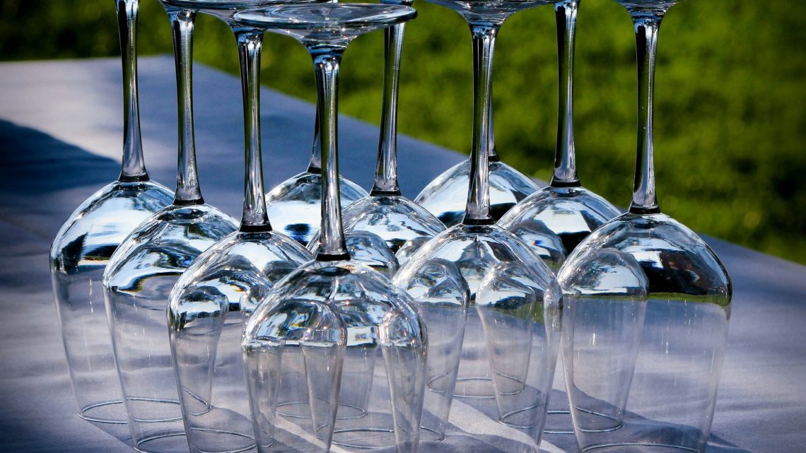 COMMENT EMBALLER LA VERRERIE : VERRES À VIN, À SHOT ET EN CRISTAL COMMENT EMBALLER LA VERRERIE : VERRES À VIN, À SHOT ET EN CRISTAL